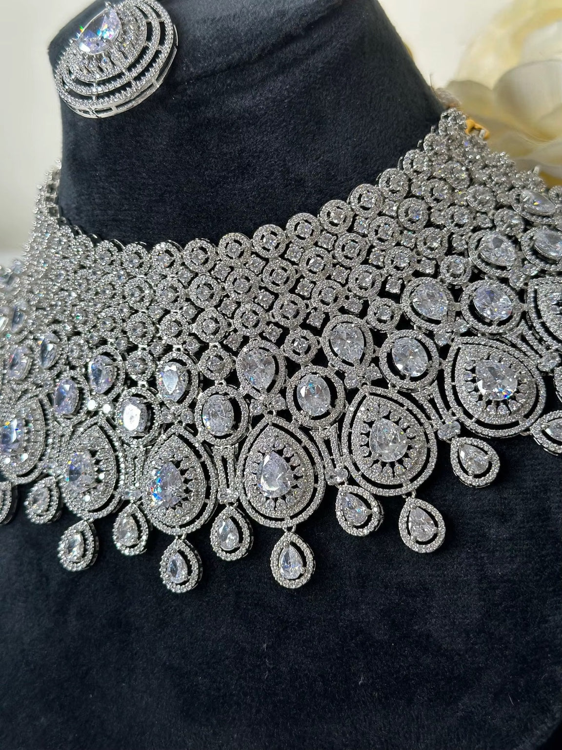 Close-up detail of the Éclat Impérial pear-cut stone necklace
