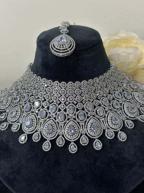 Front view of the Éclat Impérial couture jewelry set – Aura Jewels
